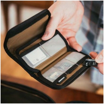 Gomatic case Peter McKinnon Memory Card Case