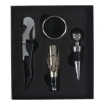 Vīna komplekts 4 gabaliņos dāvanu kastē [Wine set 