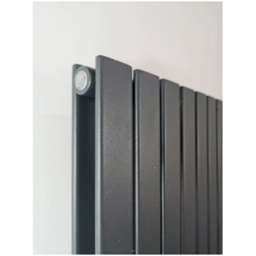 Vertikāls antracīta krāsas radiators 1200 x 544 Du