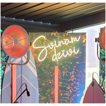 Lietots - Gaismas uzraksts "Svinam dzīvi"