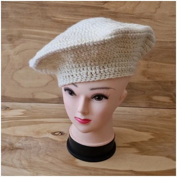 Balta tamborēta berete (DZTO 12) tiptip.lv