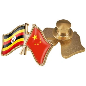 Broša ar Ķīnas un Ugandas karoga krustojumu Atlokš