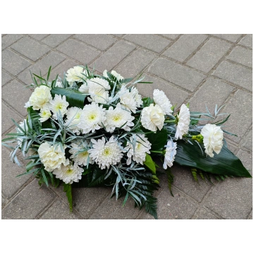 Bēru štrauss ar baltām krizantēmām un neļķēm ~45cm