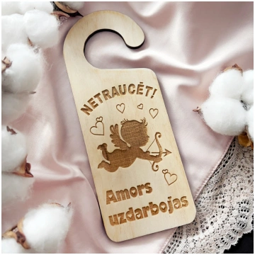 Koka pakaramais durvju rokturim "Amors uzdarbojas"