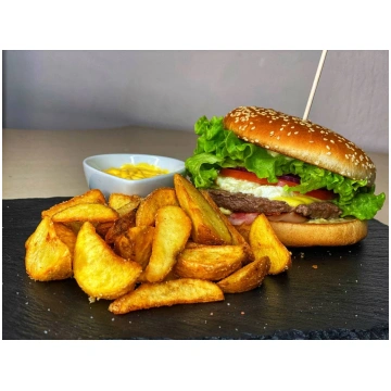 Liellopa burgers ar kartupeļu daiviņām Jushi Sushi